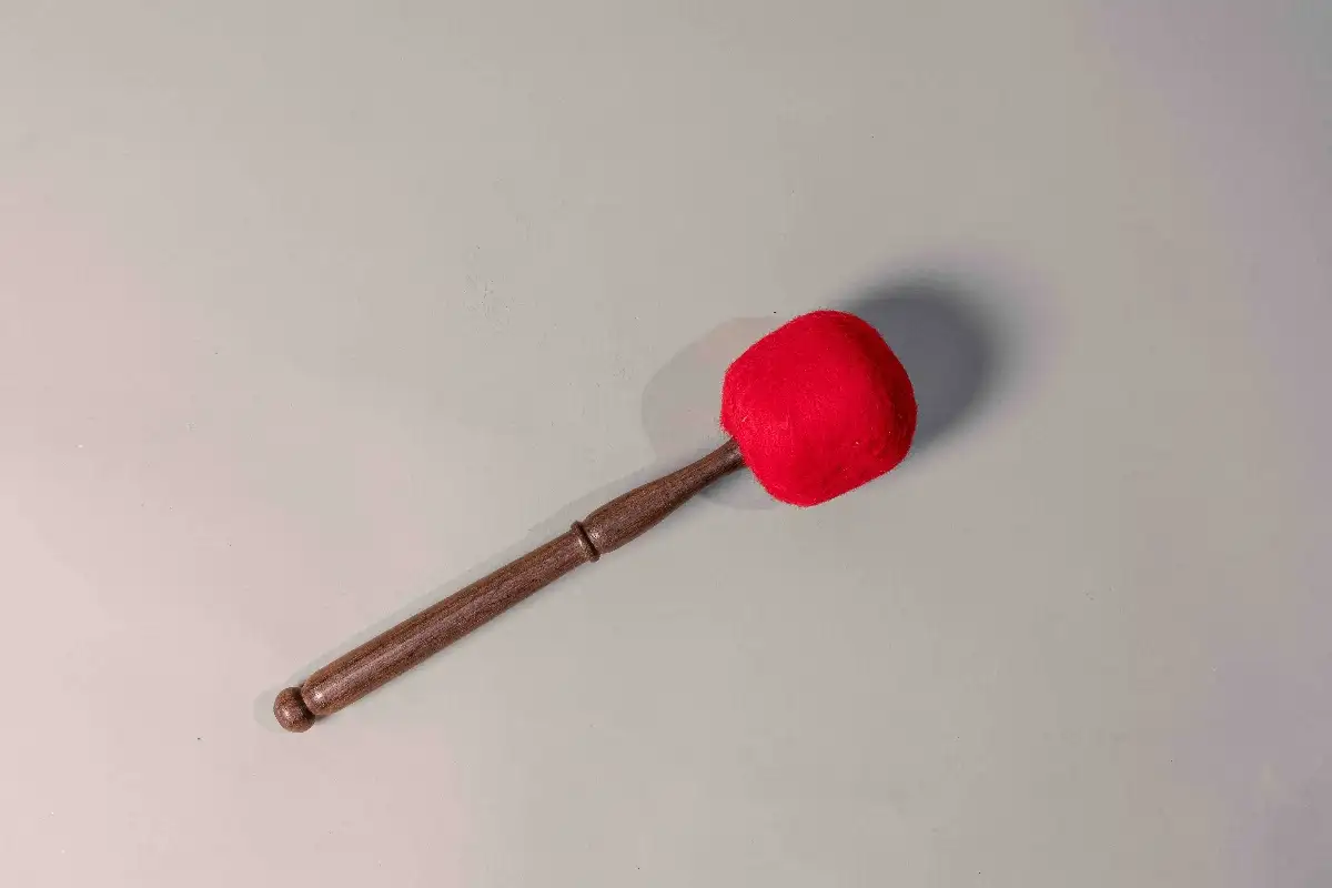 Mailloche en bois et feutre rouge